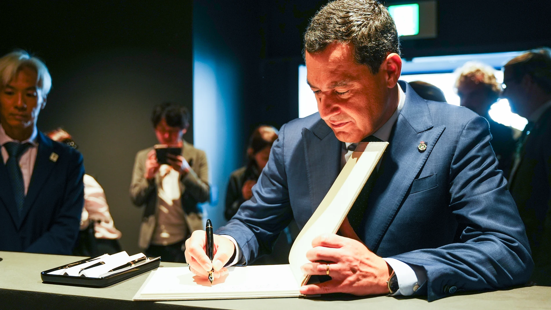 El presidente de la Junta de Andalucía, Juanma Moreno, durante su visita a distintos pabellones de la Exposición Osaka 2025. A 1 de agosto de 2025 en Osaka, Japón. El presidente de la Junta de Andalucía, Juanma Moreno, visita los pabellones de Japón, país anfitrión, y de Arabia Saudí, futura sede de la Exposición Universal de 2030 (Riad), como parte de su agenda institucional en Japón. La visita refuerza los lazos internacionales de Andalucía y su compromiso con la proyección exterior y la c...