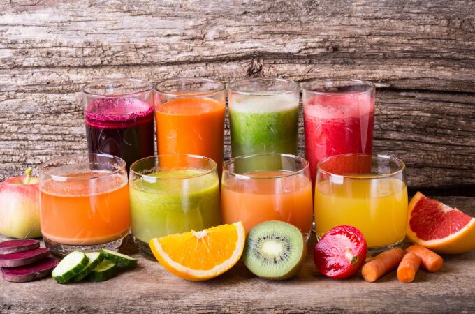 Las bebidas que contienen electrolitos y azúcares naturales, como el zumo de naranja, son absorbidas por el cuerpo de manera más efectiva que el agua