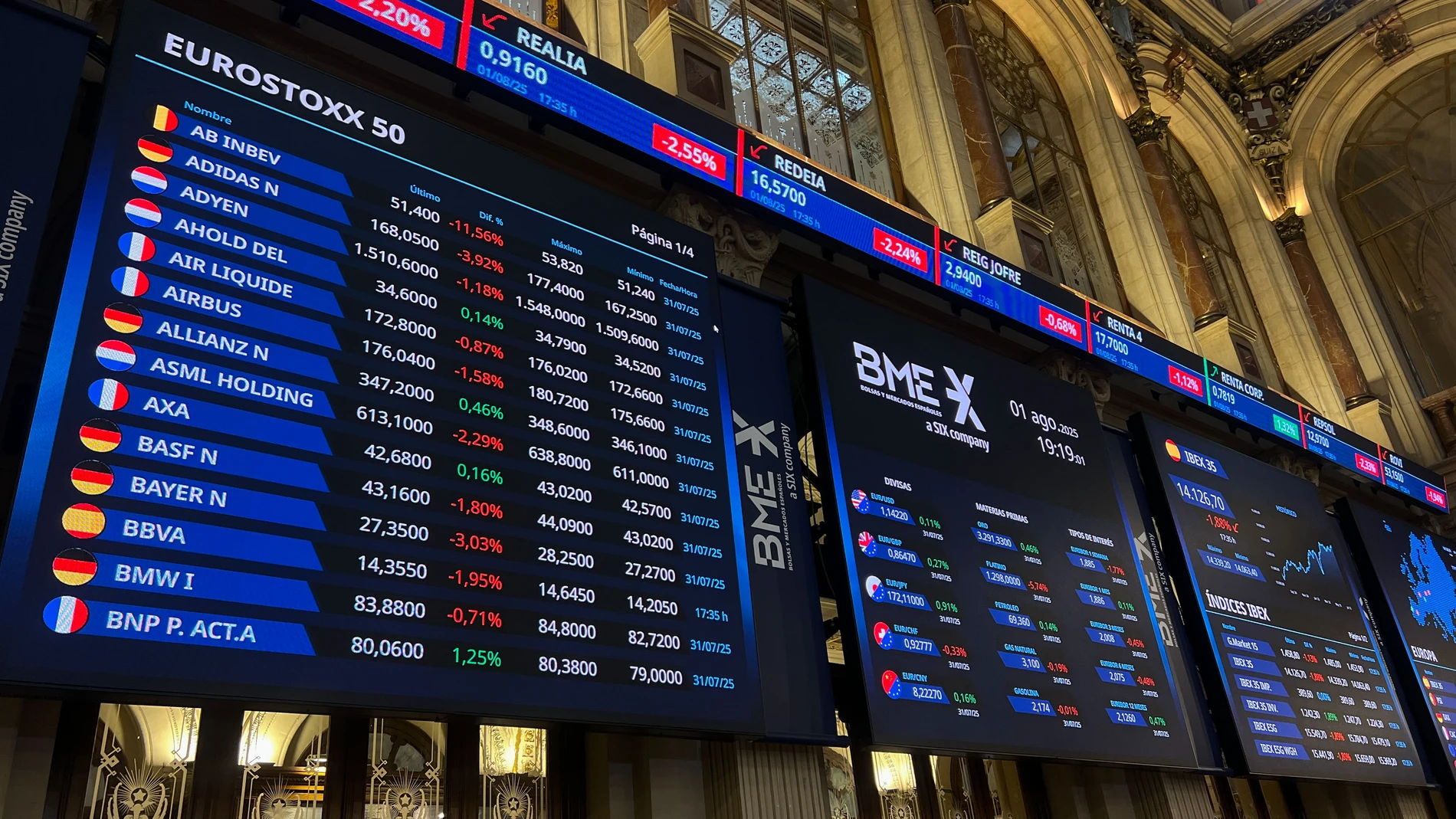 MADRID, 01/08/2025.- La Bolsa española ha perdido el 1,88 % este viernes y ha vuelto al nivel de los 14.100 puntos, en sintonía con las caídas de Europa, en una sesión que se ha visto lastrada por el incremento de las tensiones comerciales tras el nuevo plan arancelario del presidente estadounidense, Donald Trump. El principal índice del mercado nacional, el IBEX 35, ha cedido 270,3 puntos en la primera sesión de agosto, ese 1,88 %, en su mayor caída desde el pasado 9 de abril y ha terminado ...