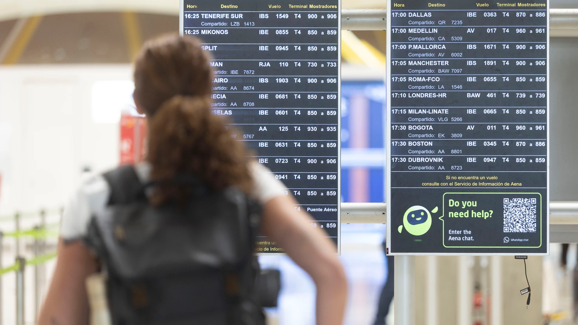 Una bolsa persona observa las pantallas informativas, en el Aeropuerto Adolfo Suárez Madrid-Barajas, a 1 de agosto de 2025, en Madrid (España). Las aerolíneas han programado 28.466 vuelos en los aeropuertos de la red española de Aena para este fin de semana, entre el jueves 31 de julio y el domingo 3 de agosto, algo menos que un año antes (28.681), cuando el mes comenzó el jueves. El día con más vuelos programados será el sábado, 2 de agosto, cuando hay previstos 7.176 operaciones, seguido de...