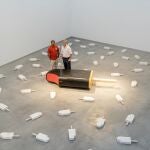 El alcalde de Estepona, José María García Urbano, y el artista Juan Miguel Quiñones han visitado la exposición 'Quiñones: Al Origen'.