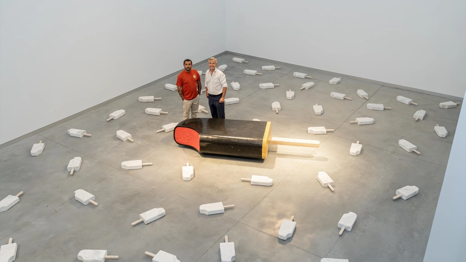 El alcalde de Estepona, José María García Urbano, y el artista Juan Miguel Quiñones han visitado la exposición 'Quiñones: Al Origen'.