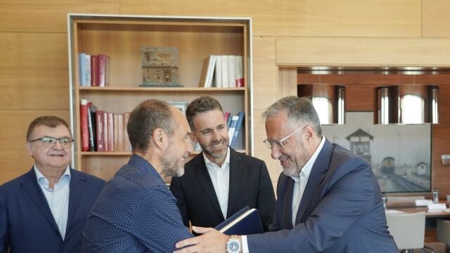 El presidente de las Cortes, Carlos Pollán, presidió en la mañana de hoy la comisión de seguimiento del convenio con la Universidad Europea Miguel de Cervantes (UEMC). En la imagen junto al rector David García
