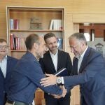 El presidente de las Cortes, Carlos Pollán, presidió en la mañana de hoy la comisión de seguimiento del convenio con la Universidad Europea Miguel de Cervantes (UEMC). En la imagen junto al rector David García