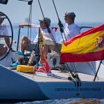 El rey Felipe VI, a bordo del Aifos, junto a Jaime Rodríguez Toubes, patrón del Aifos este viernes durante la 