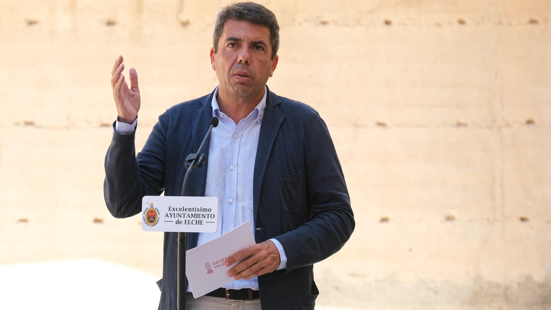 GRAFCVA8873. ELCHE (ALICANTE), 01/08/2025.-El president de la Generalitat, Carlos Mazón, durante su visita al Palacio de Altamira en Elche, que reabre sus puertas con una exposición sobre la obra del pintor Eusebio Sempere. EFE/Pablo Miranzo