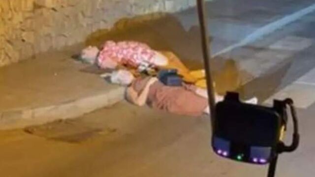 El escandaloso retrato del turismo de borrachera en Mallorca: dos señoras durmiendo en la carretera