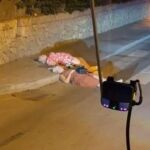 El escandaloso retrato del turismo de borrachera en Mallorca: dos señoras durmiendo en la carretera