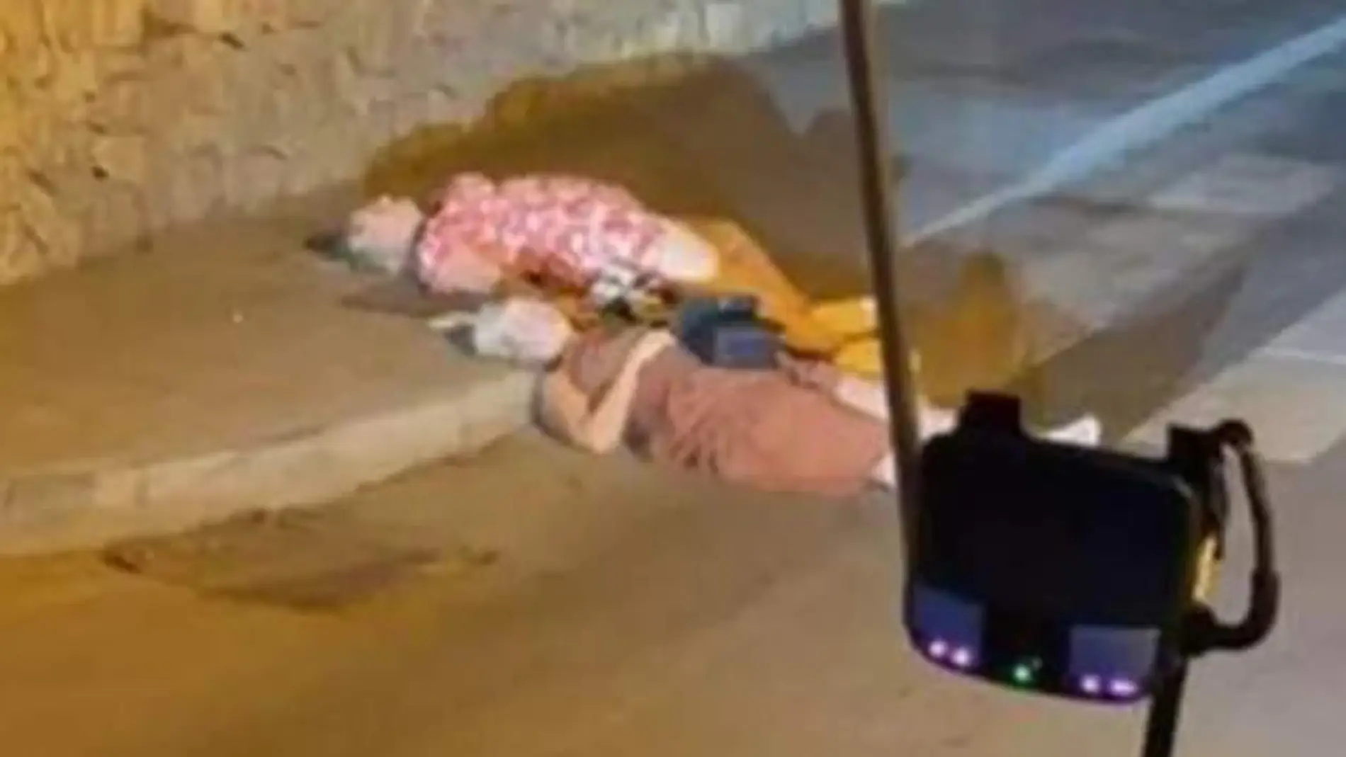 El escandaloso retrato del turismo de borrachera en Mallorca: dos señoras durmiendo en la carretera