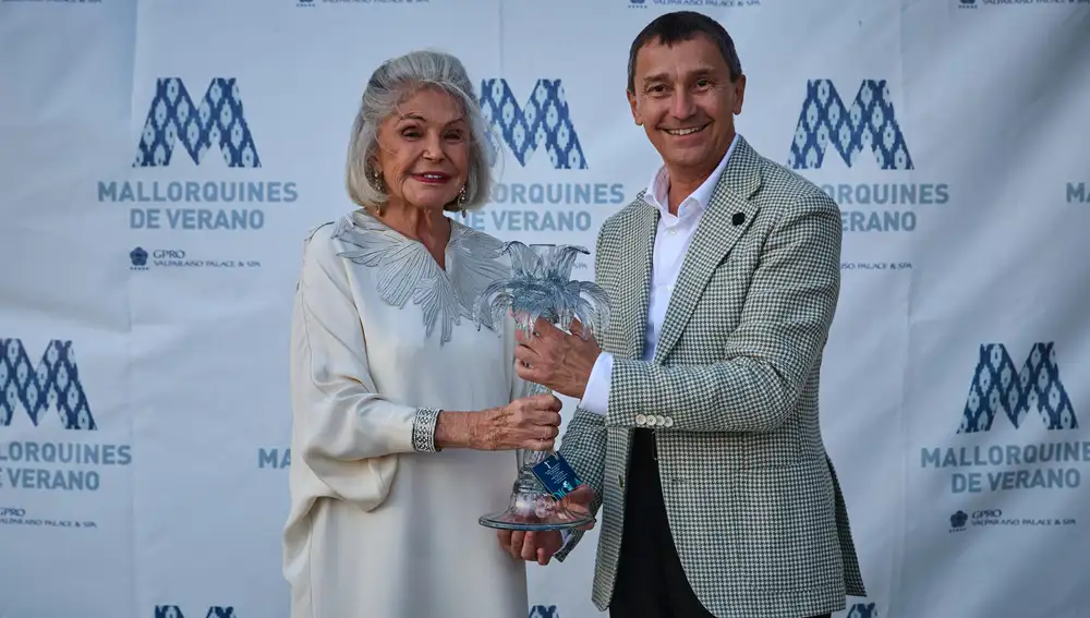 La ganadora recibiendo el premio de manos de Toni Ferrer, director del hotel Valparaíso en Palma de Mallorca