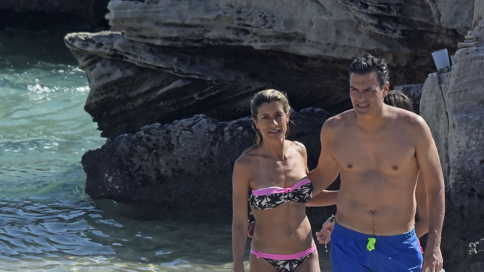 Begoña Gómez y Pedro Sánchez en la playa