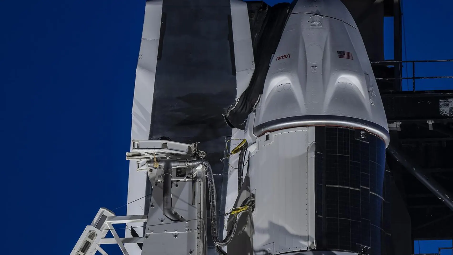 Un cohete Falcon 9 de SpaceX, con la nave espacial Dragon de la compañía en la parte superior, se encuentra en posición vertical en la plataforma de lanzamiento del Complejo de Lanzamiento 39A del Centro Espacial Kennedy, en Florida, el domingo 27 de julio de 2025, en vísperas del lanzamiento de la misión Crew-11 de SpaceX para la NASA