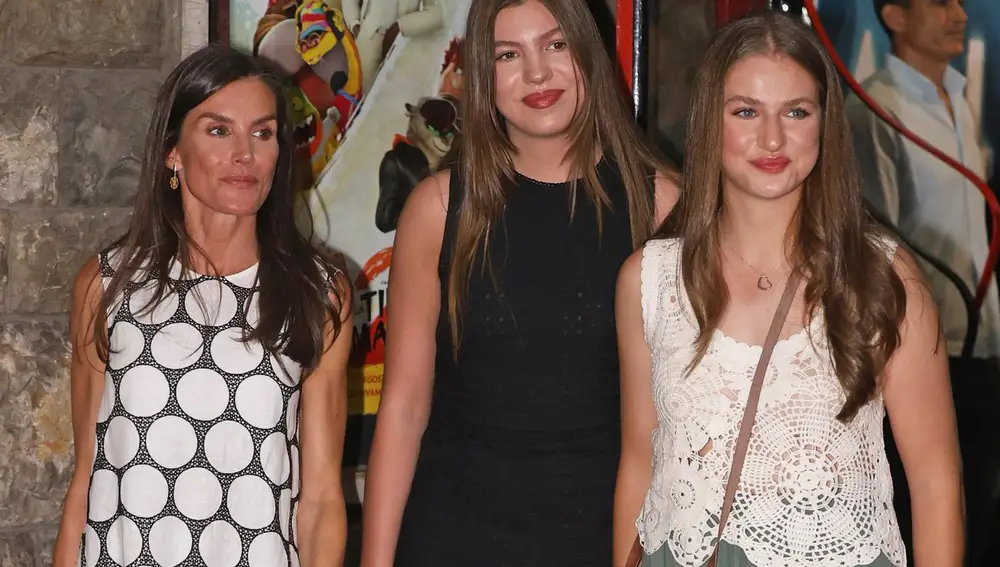 El plan de chicas de la Reina Letizia, Leonor y Sofía en Mallorca: cine, complicidad y la ausencia de doña Sofía