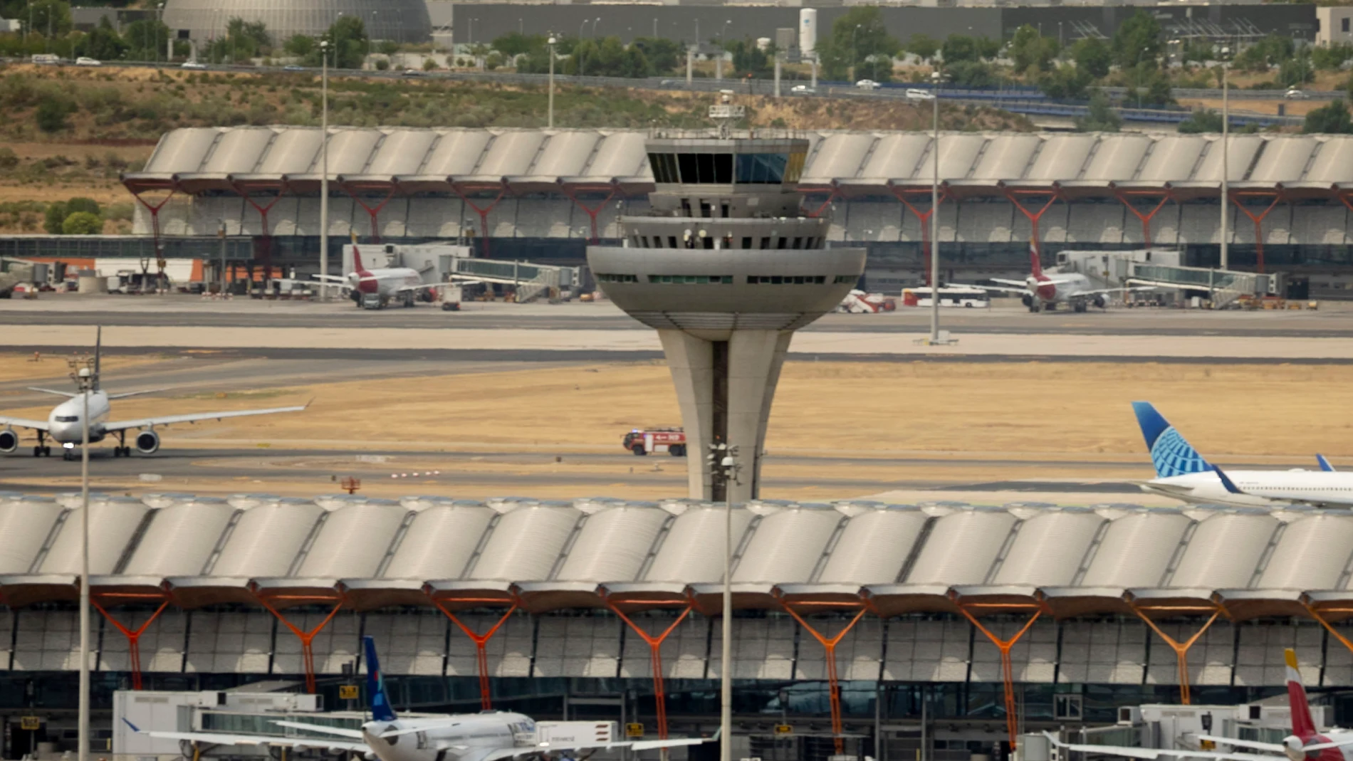 Vistas del Aeropuerto Adolfo Suárez Madrid-Barajas, desde el Mirador de Paracuellos de Jarama, a 1 de agosto de 2025, en Paracuellos de Jarama, Madrid (España). Aena prevé más de 28.000 vuelos en toda su red durante este periodo vacacional, lo que implica un movimiento masivo de viajeros, especialmente hacia destinos internacionales como Nueva York, Londres, Roma y zonas de costa. Tras algunos retrasos menores debidos a un fallo técnico en el control aéreo británico a finales de julio, las jo...