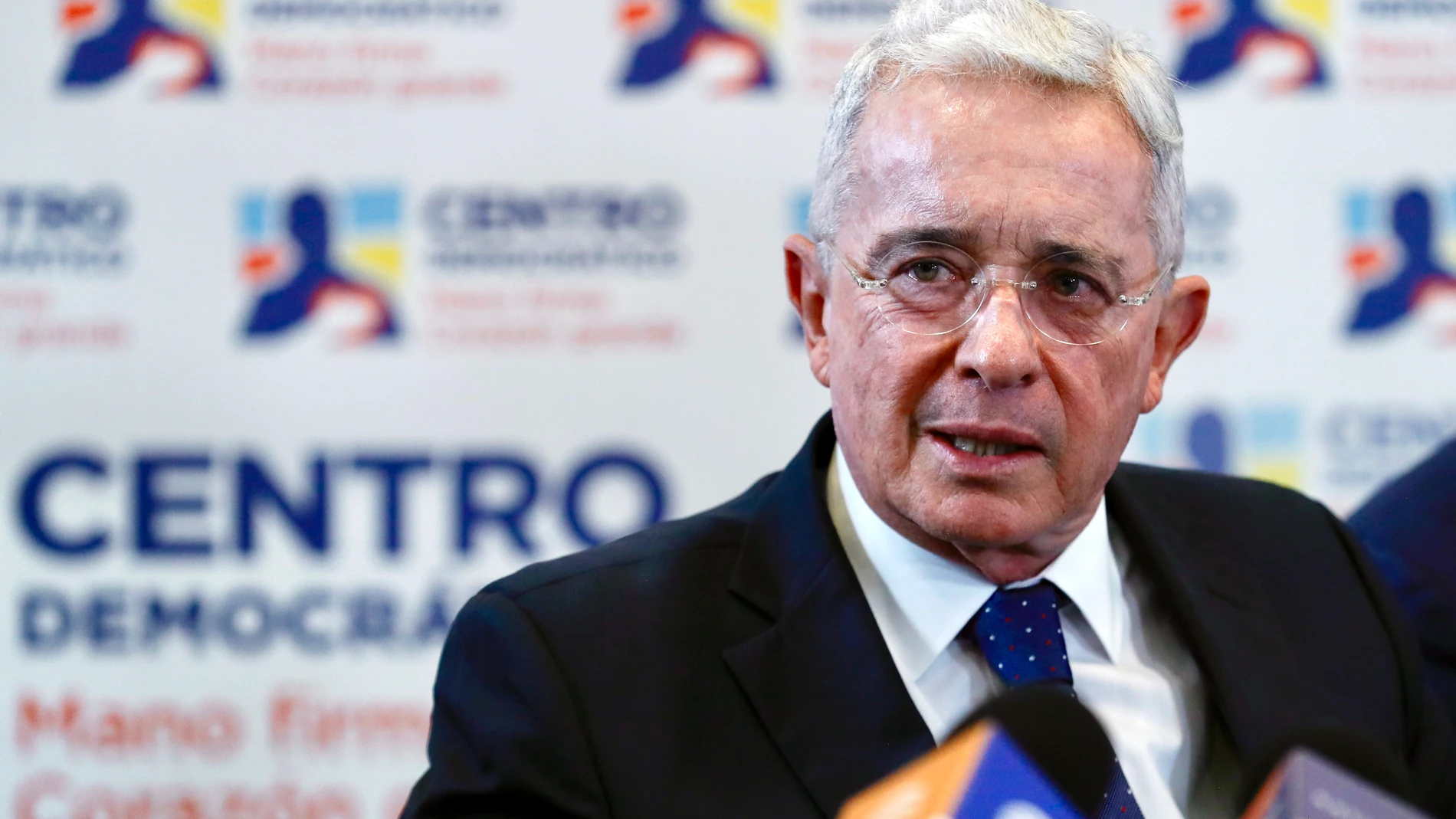 AME233. BOGOTÁ (COLOMBIA), 01/08/2025.- Fotografía de archivo fechada el 27 de noviembre de 2023 del expresidente de Colombia, Álvaro Uribe Vélez, hablando durante una rueda de prensa en Bogotá (Colombia). Uribe (2002-2010) fue condenado a una pena de 12 años que deberá cumplir en prisión domiciliaria por los delitos de fraude procesal y soborno en actuación penal, según una sentencia divulgada este viernes. EFE/ Carlos Ortega /ARCHIVO