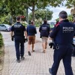 Los Mossos d'Esquadra y la Policía Local de Palafrugell (Girona) en su investigación a un hombre por 46 delitos contra extranjeros y falsificación de contratos