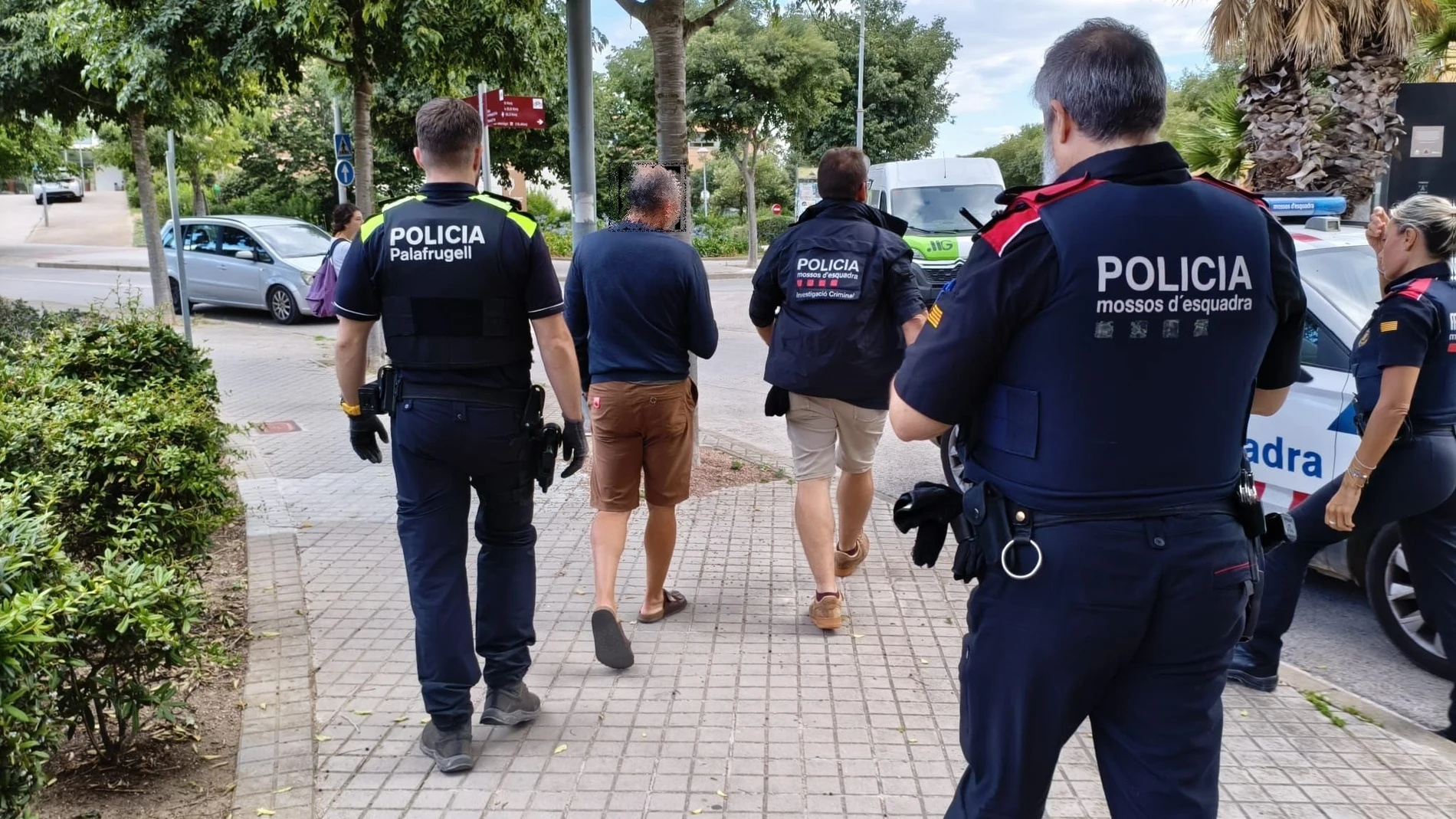 Los Mossos d'Esquadra y la Policía Local de Palafrugell (Girona) en su investigación a un hombre por 46 delitos contra extranjeros y falsificación de contratos REMITIDA / HANDOUT por Mossos d'Esquadra Fotografía remitida a medios de comunicación exclusivamente para ilustrar la noticia a la que hace referencia la imagen, y citando la procedencia de la imagen en la firma 01/08/2025