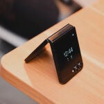 El Samsung Galaxy Z Flip7 FE en color negro con el modo 'Always on Display' activado