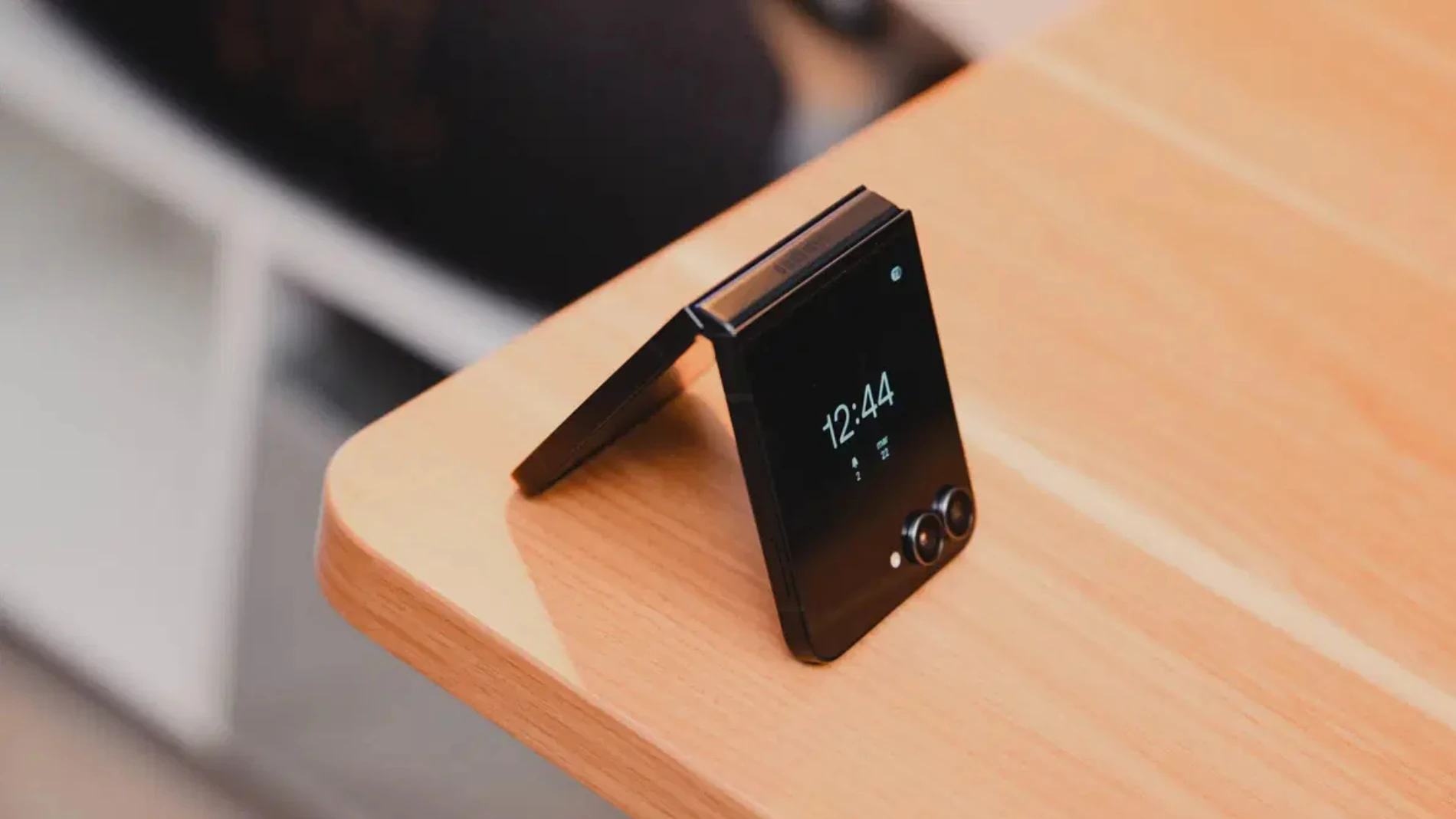 El Samsung Galaxy Z Flip7 FE en color negro con el modo 'Always on Display' activado