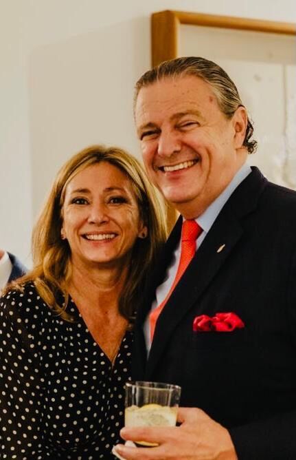 Isabella con su actual marido, Richard L. Carrión