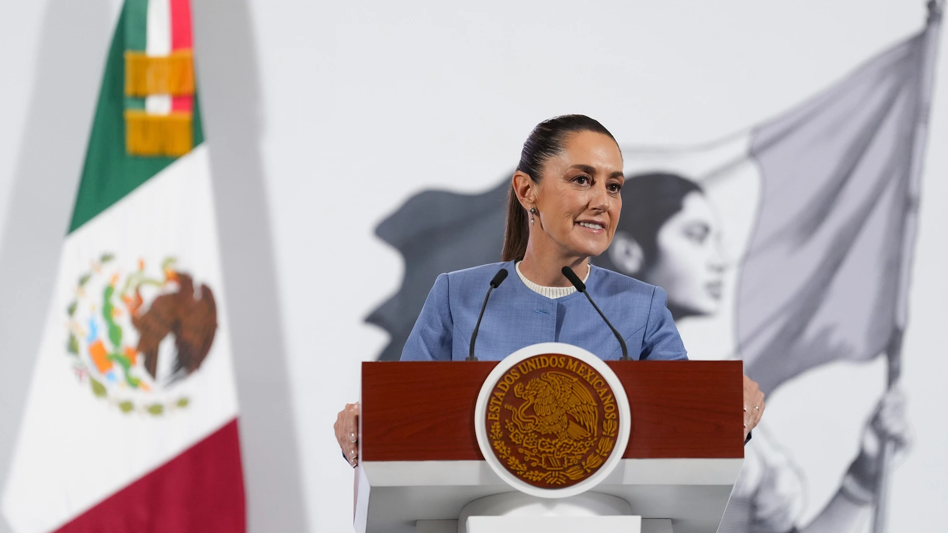 MEX9075. CIUDAD DE MÉXICO (MÉXICO), 01/08/2025.- Fotografía cedida por la Presidencia de México de su mandataria, Claudia Sheinbaum, hablando en una rueda de prensa este viernes, en el Palacio Nacional de Ciudad de México (México). Sheinbaum señaló que la salida del país de la empresa energética española Iberdrola “no fue una decisión relacionada con algún problema que tuvieran con México, sino una decisión empresarial”. EFE/ Presidencia de México /SOLO USO EDITORIAL/ NO VENTAS/ SOLO DISPONIB...