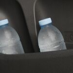 He dejado una botella de agua en el coche caliente: ¿Es seguro beberla?