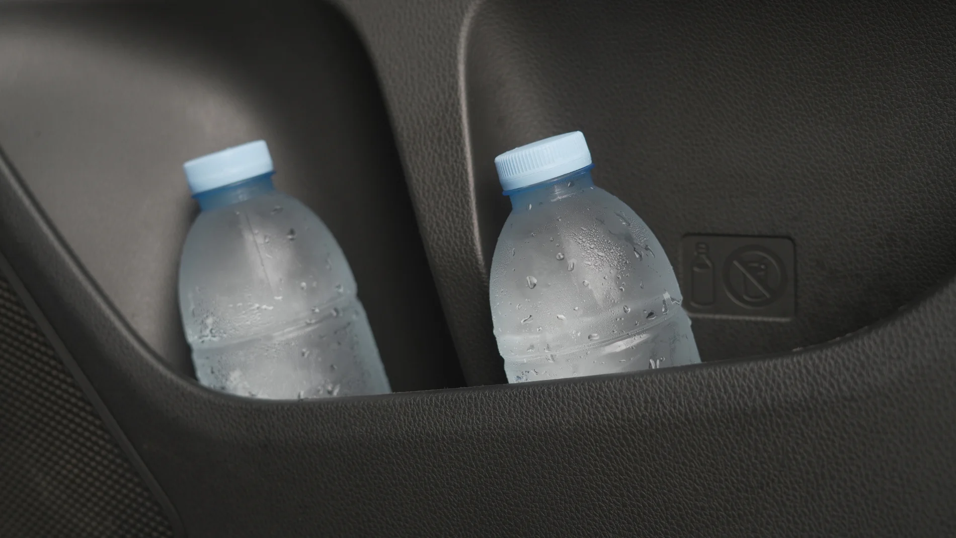 He dejado una botella de agua en el coche caliente: ¿Es seguro beberla?
