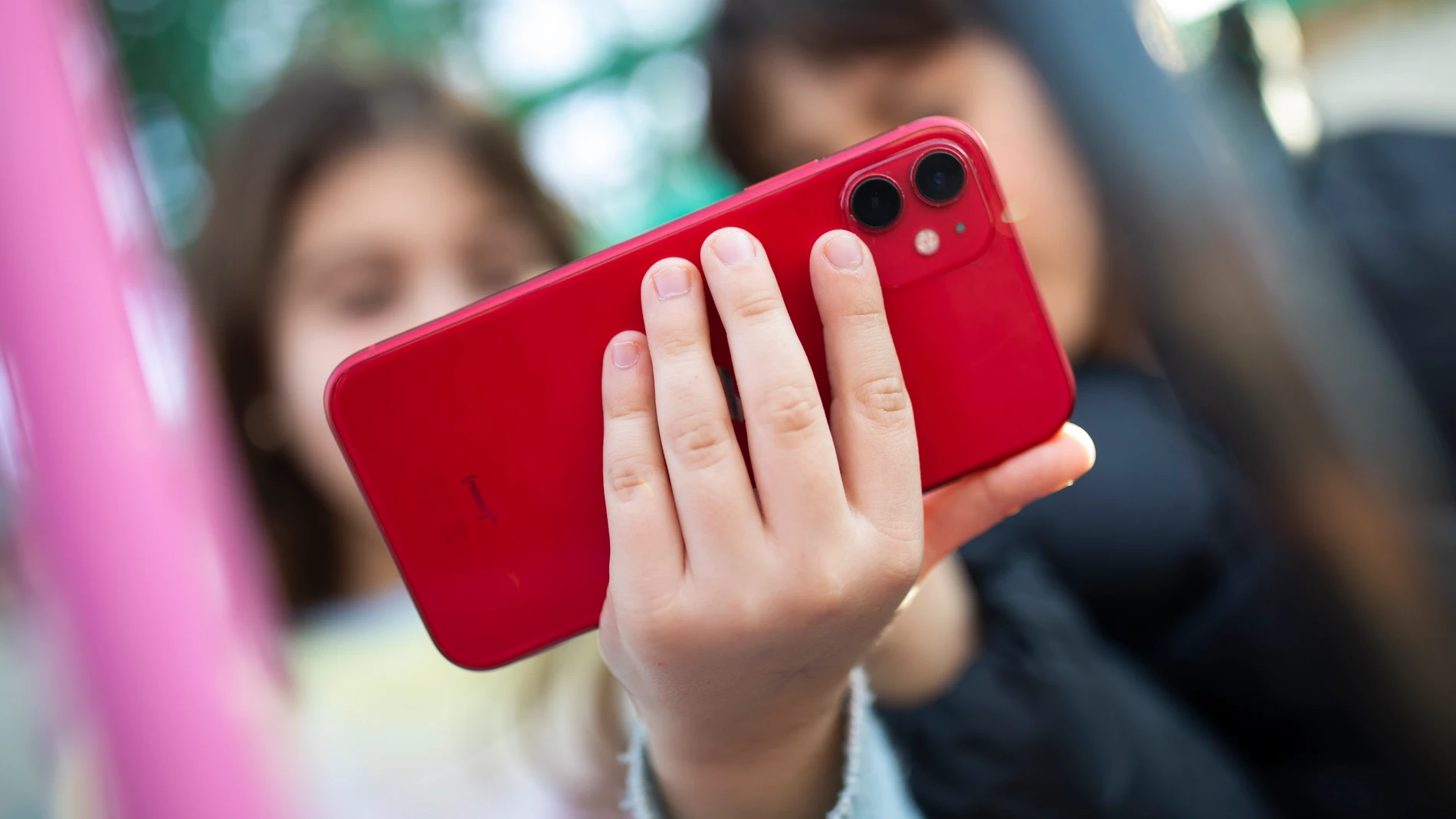 Niños con teléfonos móviles