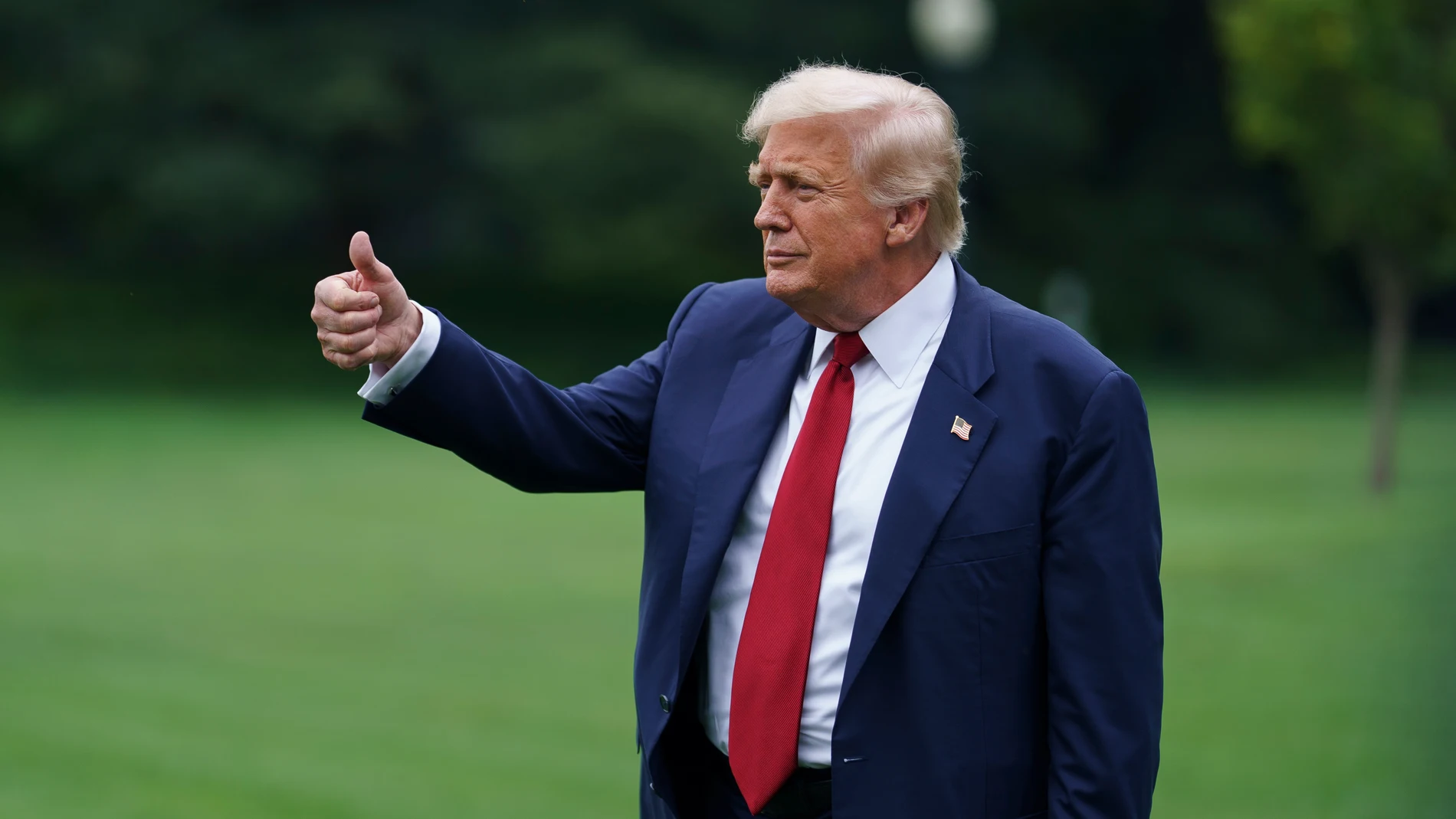 WASHINGTON (United States), 01/08/2025.- US President Donald Trump gestures as he walks to Marine One as he leaves the White House, in Washington, DC, USA, 01 August 2025. President Trump is due to spend the weekend in Bedminster New Jersey. EFE/EPA/WILL OLIVER