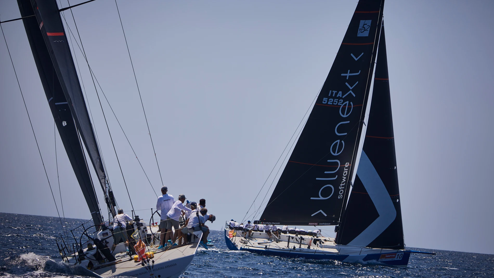 El Aifos y el Blue italiano, en plena competición en la bahía de Palma