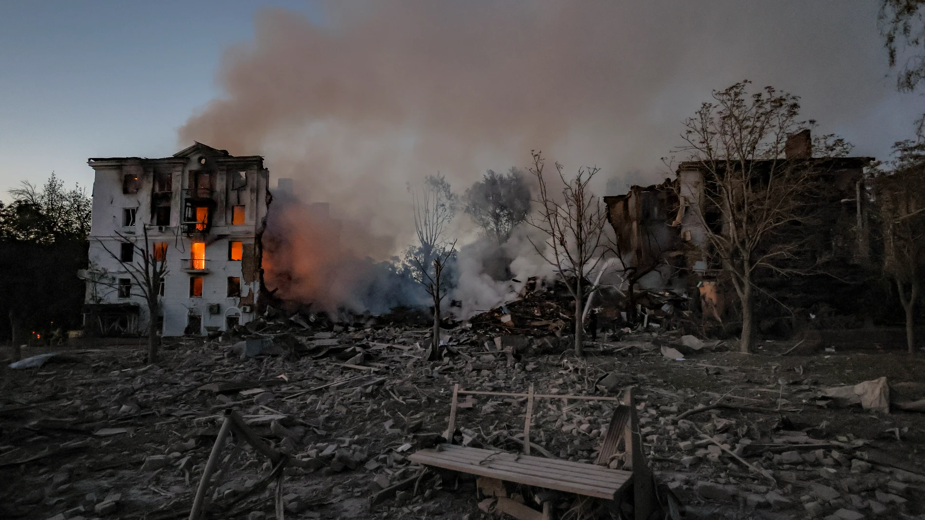 Kramatorsk (Ukraine), 01/08/2025.- A fire burns at the site of a Russian strike to a five-storied residential building in Kramatorsk in the Donetsk region, Ukraine, 31 July 2025 (issued 01 August 2025), amid the ongoing Russian invasion. At least one person was killed and 11 more were injured according to the State Emergency Service. Kramatorsk is the administrative center of the Kramatorsk district in the Donetsk region of Ukraine, which is about 40 km from the frontline. (Rusia, Ucrania) EF...