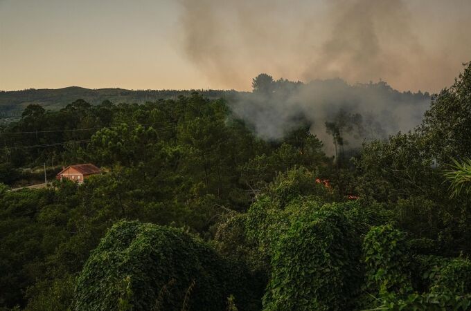 Incendios.- Activada la situación 2 en un incendio activo en Viladervós (Ourense) por proximidad a las viviendas