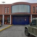 Un preso amenazó y propinó una "brutal agresión" a un funcionario de la cárcel Sevilla II