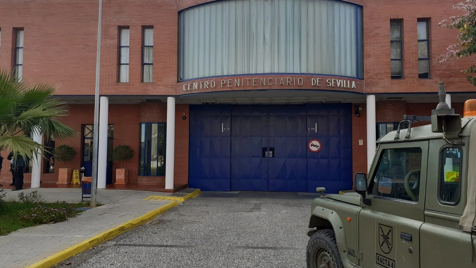Un preso amenazó y propinó una "brutal agresión" a un funcionario de la cárcel Sevilla II