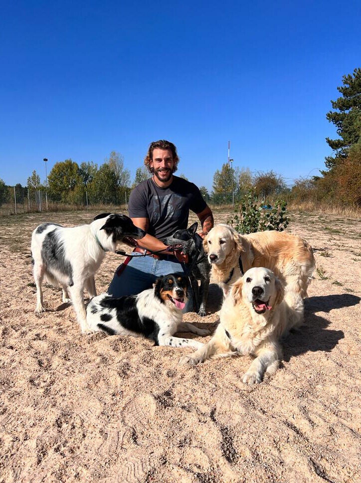 Iván, responsable del Centro Canino Las Cortes posa con varios perros