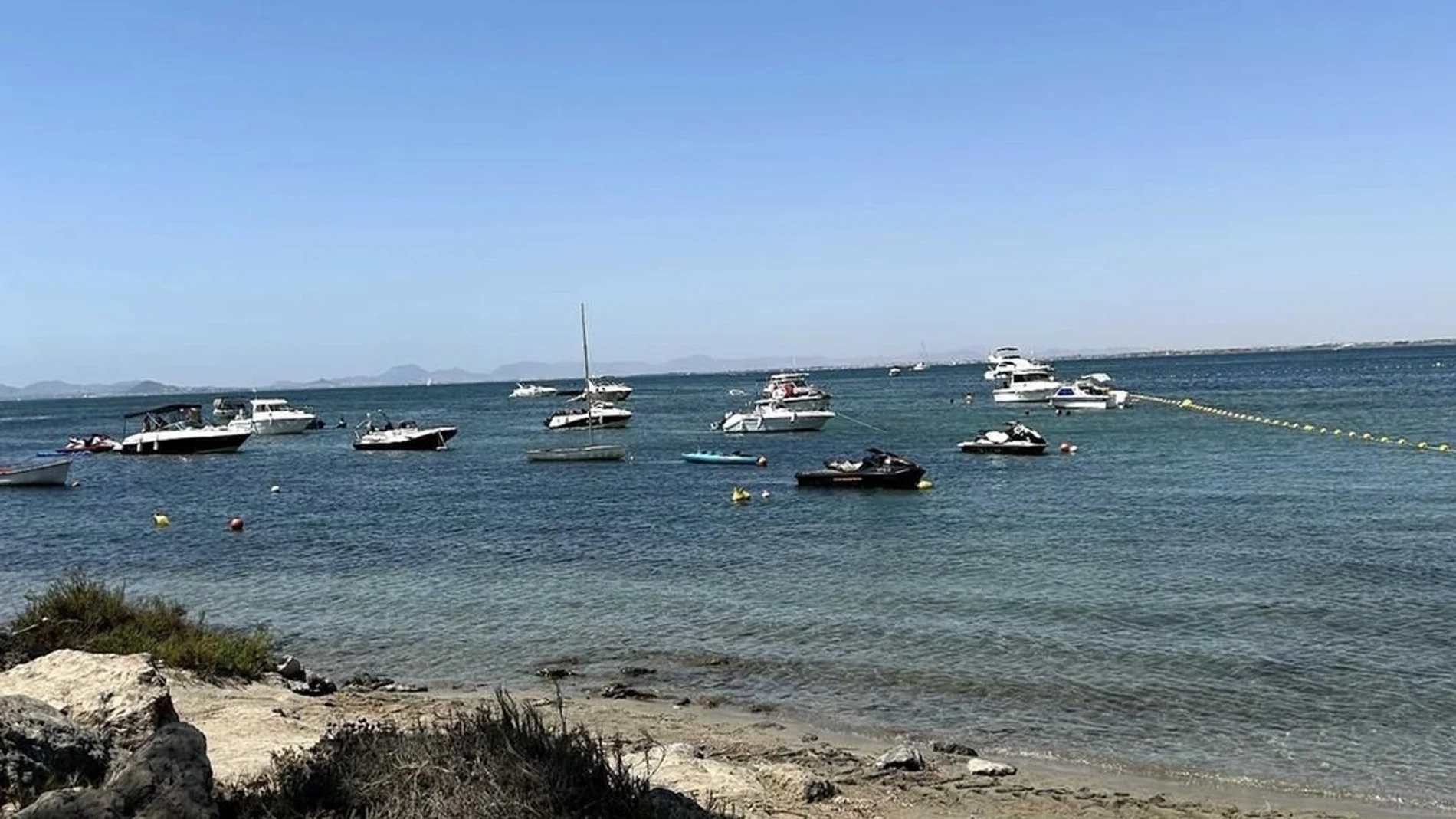 MURCIA.-La Comunidad asegura que el temporal de viento ha incidido positivamente en la bajada de temperatura del Mar Menor