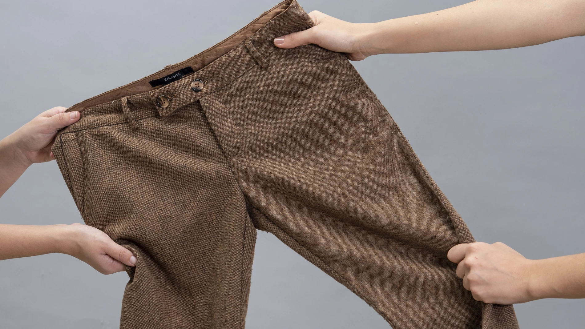 Luchando por conseguir unos pantalones
