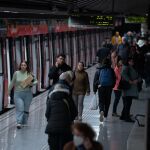Pasajeros en el metro de Barcelona en una imagen de archivo