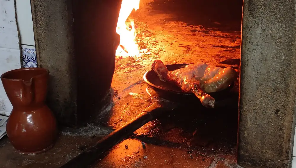 Cuarto de lechazo enel interior del horno del Restaurante María Eugenia de Peñafiel