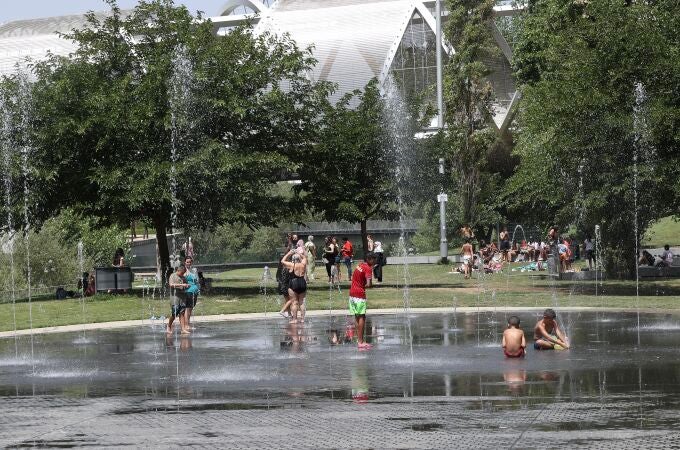 Gente refrescandose en las fuentes de los parques públicos, debido a las altas temperaturas.