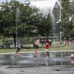 Gente refrescandose en las fuentes de los parques públicos, debido a las altas temperaturas.