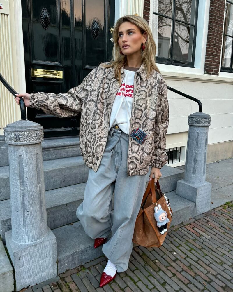 Influencer con chaqueta de estampado de serpiente.