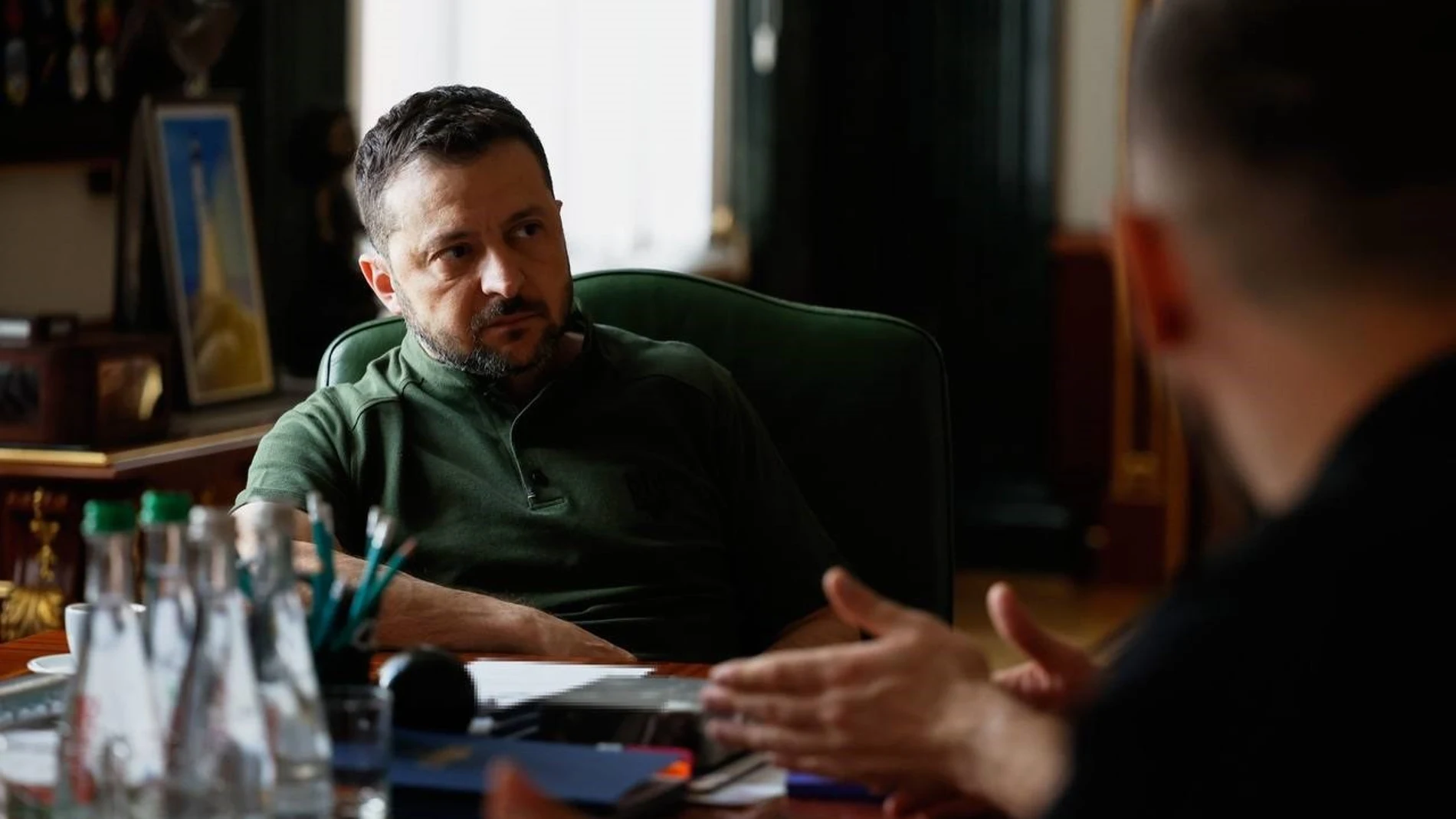 El presidente de Ucrania, Volodimir Zelenski, es informado en su despacho de una operación anticorrupción, a 2 de agosto de 2025 REMITIDA / HANDOUT por PRESIDENCIA DE UCRANIA Fotografía remitida a medios de comunicación exclusivamente para ilustrar la noticia a la que hace referencia la imagen, y citando la procedencia de la imagen en la firma 02/08/2025