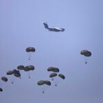 Un avión militar del Ejército egipcio lanza ayuda humanitaria sobre el sur de la Franja de Gaza