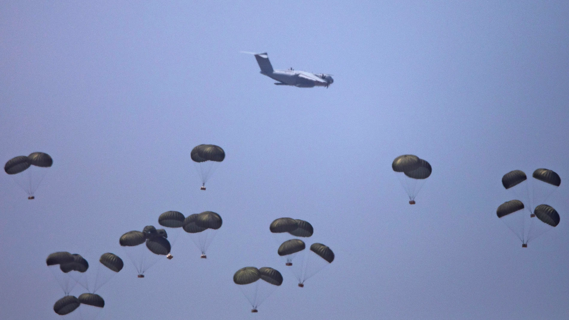FOTODELDÍA Al-Mawasi (Gaza), 02/08/2025.- Un avión militar del Ejército egipcio lanza ayuda humanitaria desde el aire sobre la zona de Al-Mawasi, al oeste de Khan Yunis, sur de la Franja de Gaza, este sábado.-EFE/ Haitham Imad
