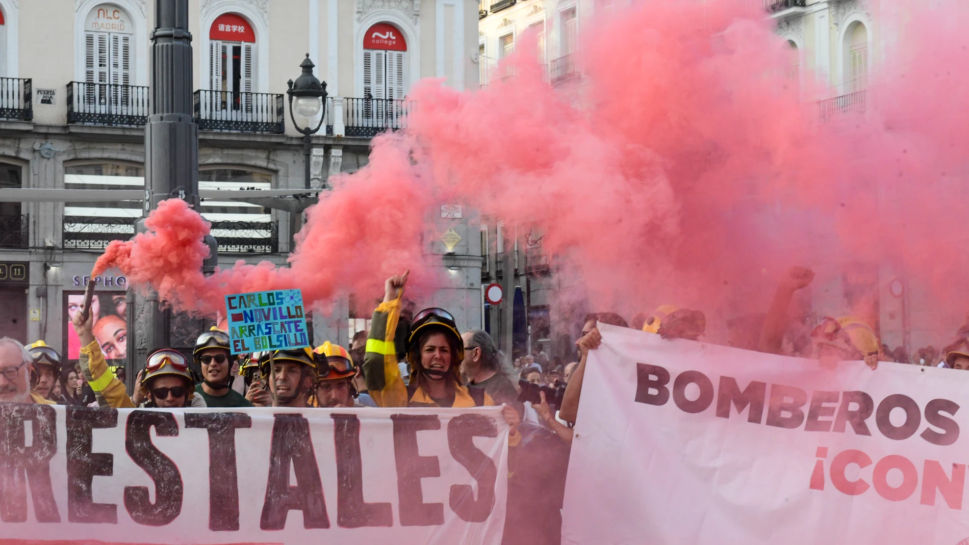 MADRID, 02/08/2025.- Los Bomberos Forestales de la Comunidad de Madrid, que se mantienen en huelga indefinida desde el pasado 15 de julio, se concentran ante la sede del Gobierno regional para hacer visible una lucha que va "mucho más allá de las reivindicaciones salariales". EFE/ Victor Lerena