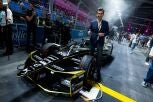 El CEO de la Fórmula E, Alberto Longo, con un monoplaza eléctrico. Su sueño es que la carrera del Jarama la gane un español