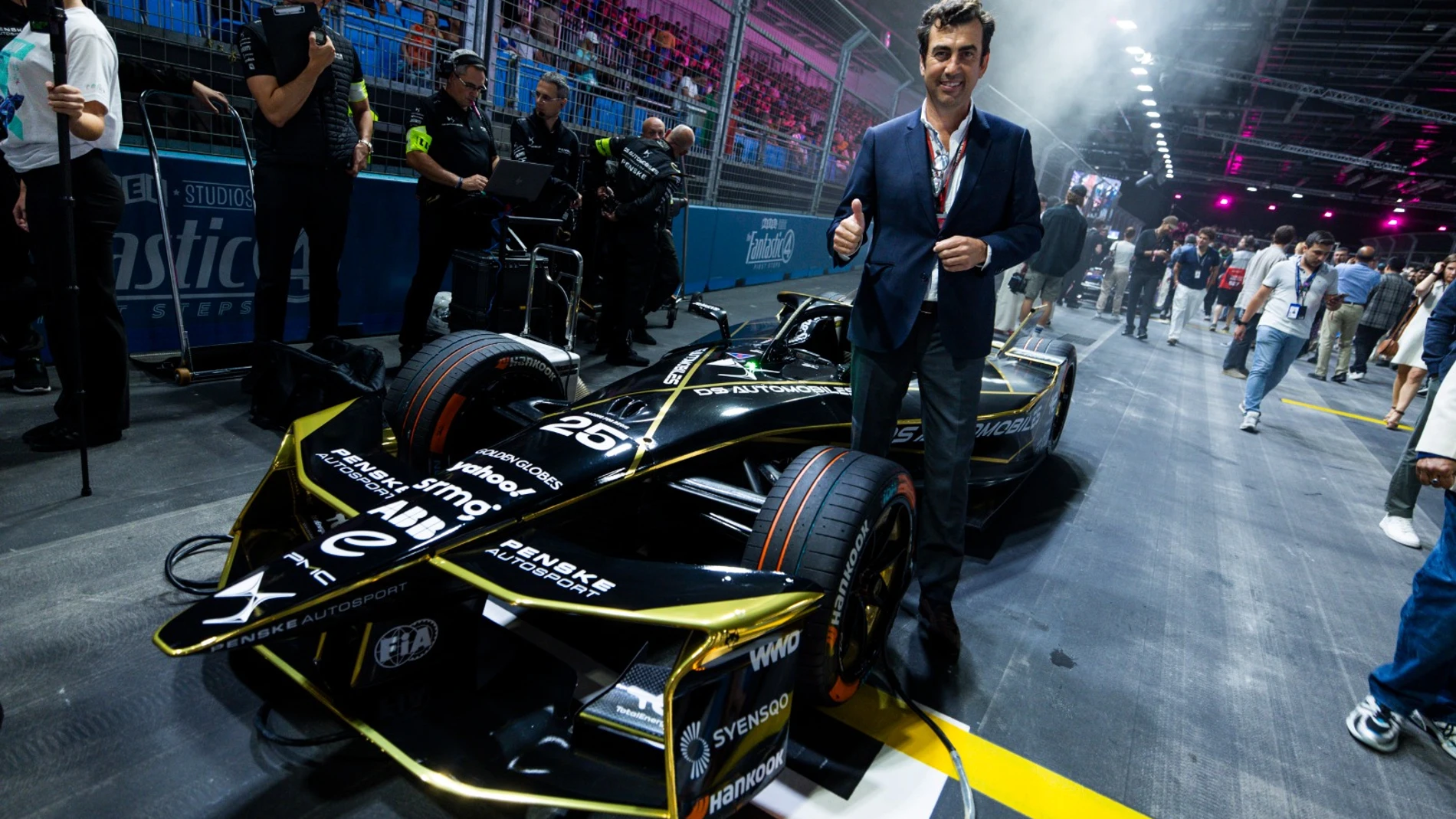 El CEO de la Fórmula E, Alberto Longo, con un monoplaza eléctrico. Su sueño es que la carrera del Jarama la gane un español