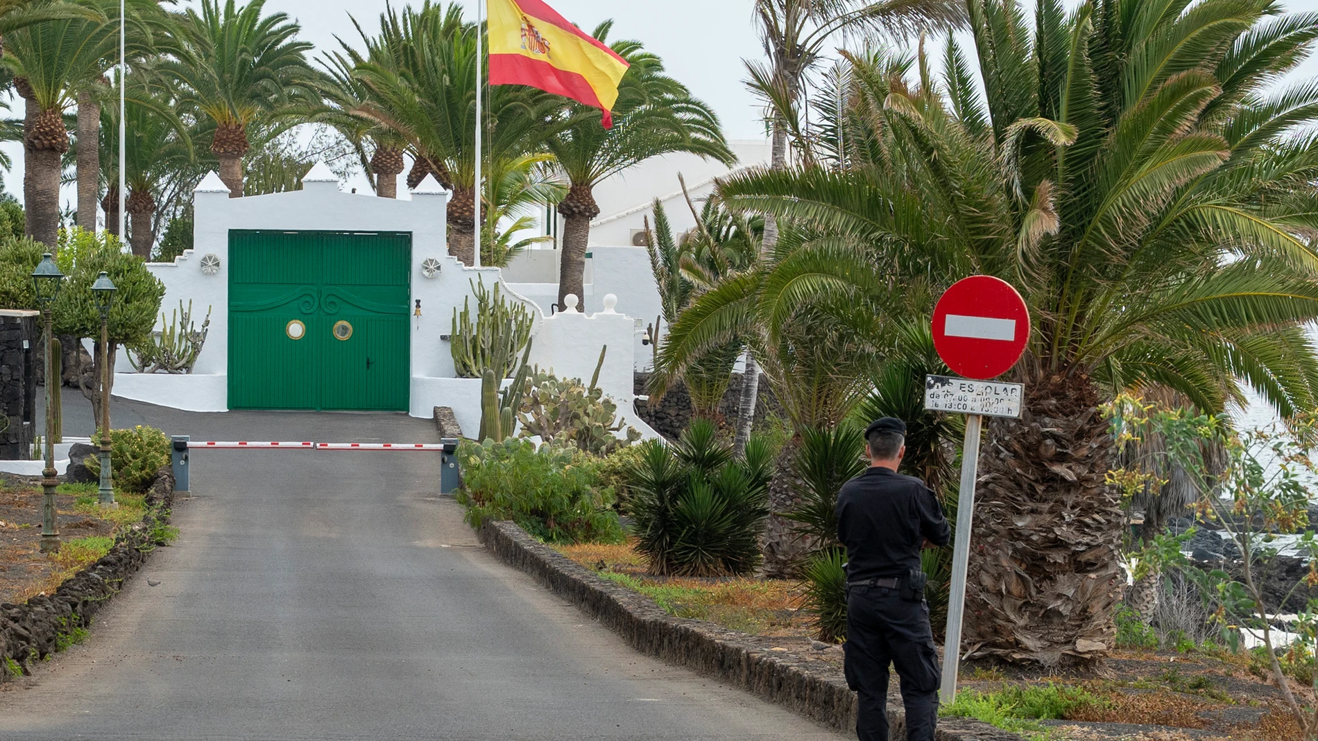 COSTA TEGUISE (LANZAROTE), 02/08/2025.- Vista exterior de la residencia de La Mareta este sábado, donde el presidente del Gobierno, Pedro Sánchez, va a veranear en la isla, como hace desde 2020 junto a su familia.-EFE/ Adriel Perdomo