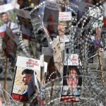 Familiares de los secuestrados muestran una foto de un rehén de Hamás en una protesta en Tel Aviv